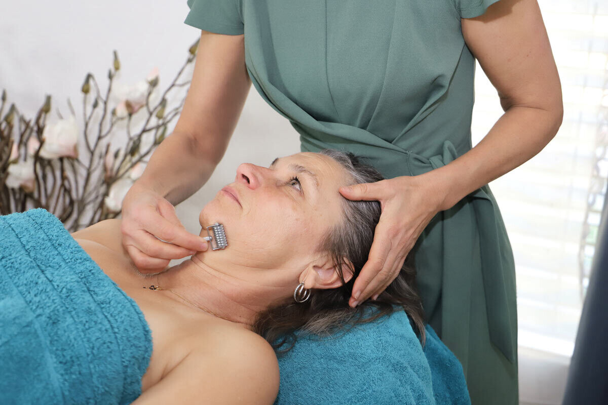 Cabinet Yan Qi - Acu-lifting